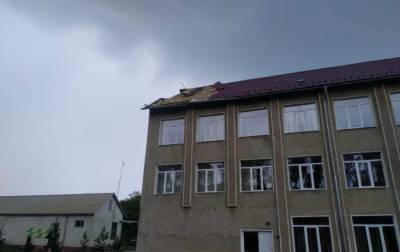 На Буковине прошел ураган: сорвана крыша школы и обесточены населенные пункты