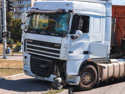 В Днепре грузовик столкнулся с автобусом: у пассажиров – порезы от осколков стекла