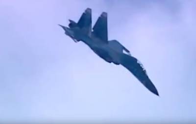 Российский Су-27 перехватил над Черным морем два военных самолета США