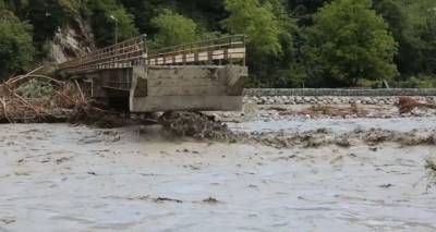 Ливневые дожди и наводнение отрезали от внешнего мира несколько сел в Грузии – видео