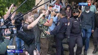 Вести в 20:00. Суд над Михаилом Ефремовым: актера не стали прятать от журналистов