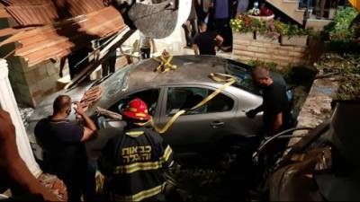 Трагедия на севере Израиля: машина рухнула во двор дома и раздавила насмерть двух человек