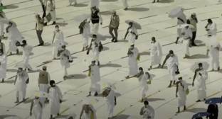Хадж в Саудовской Аравии проходит без паломников из-за рубежа
