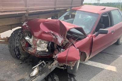 В Рославльском районе столкнулись трактор и иномарка, сильно пострадал водитель легковушки