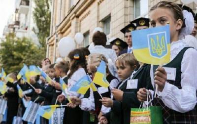 Школьников в Киеве обязали перед уроками исполнять гимн Украины