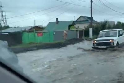 Пенсионерка в Чите вышла с лопатой к дороге, чтобы защитить дом от подтопления