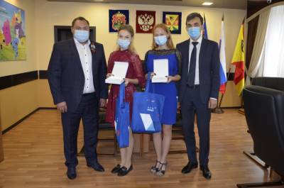 Выпускники школ получили обновлённые награды «Отличник Кузбасса»