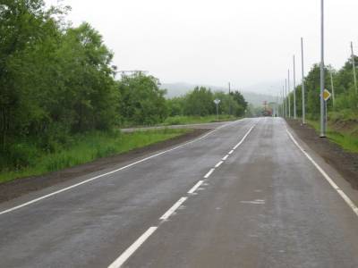 В Поронайском районе строят дорогу через село Тихменево