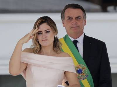 Пандемия: в Бразилии вслед за президентом на COVID-19 заболела его жена
