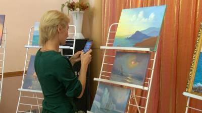 Выставка картин Любови Смирновой открылась в ЦДК Холмска