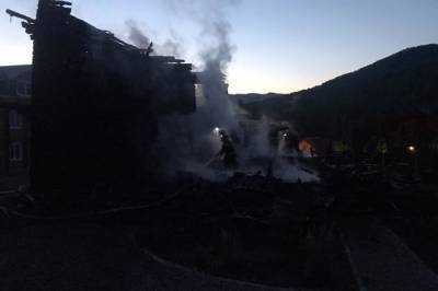 На турбазае Алтайского края в результате пожара пострадали два человека