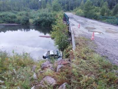 В Кузбассе автомобиль упал с моста в реку, пострадали три человека