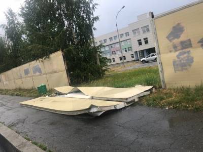 В Екатеринбурге из-за ветра забор школы упал на 11-летнего мальчика. Проводится проверка