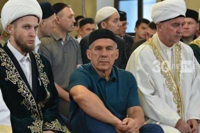 Минниханов принял участие в праздничном намазе по случаю Курбан-байрама