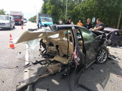ДТП на трассе Киев-Чоп: автомобиль нарушителя разорвало пополам