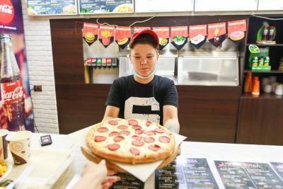Кинотеатр и фудкорт с бургерами, пиццей, азиатской лапшой вновь заработали в ТЦ «Фортуна»