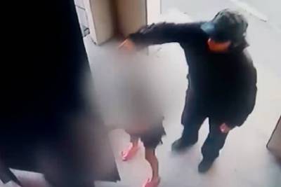 Россиянин напал на школьниц в подъезде жилого дома и попал на видео