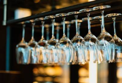 Власти Петербурга предложили установить минимальную цену на алкоголь в барах