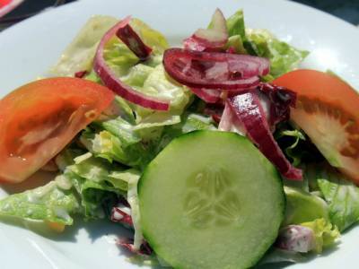 Диетолог рассказала о полезных заправках для салатов
