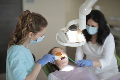 «Белизна — не показатель здоровья»: стоматолог развеяла 5 главных мифов о кариесе