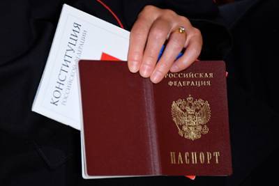 Путин предложил вручать обновленную Конституцию россиянам вместе с паспортом