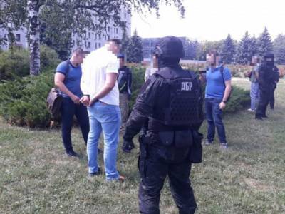 В Полтаве при получении взятки задержали следователя ГБР и полицейского