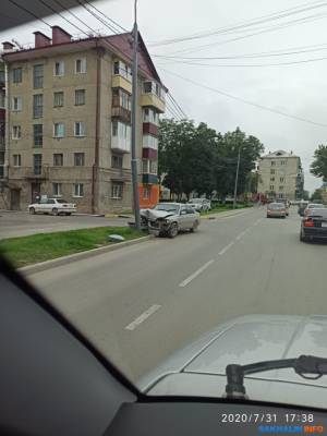 Столб выдержал столкновение с седаном на улице Амурской в Южно-Сахалинске