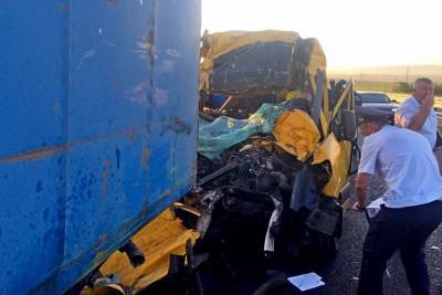 В Крыму микроавтобус с людьми влетел в "КамАЗ": много жертв