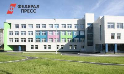 В Екатеринбурге забор элитной школы обрушился на ногу ребенку