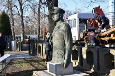 В Польше обезглавили памятник маршала Рокоссовского