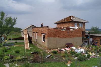 Поваленные деревья, дома без крыш и обесточенные села: в Черновицкой области пронесся ураган (фото)