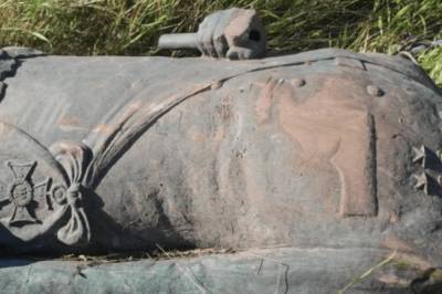 В Польше вандалы стащили с кладбища памятник Рокоссовского и оставили его обезглавленным на одной из ултц