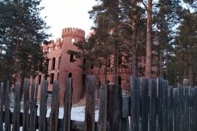 РУС снесёт недостроенный замок в лесу выше ул. Токмакова в Чите, чтобы построить дома