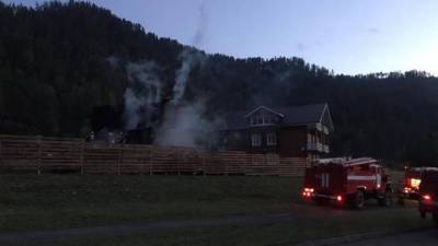 При пожаре в доме отдыха на Алтае пострадали два человека