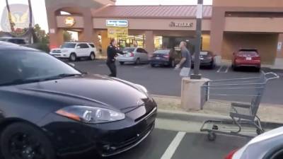 Полицейский подстрелил мужчину с ножом, угрожавшего посетителям магазина. Видео