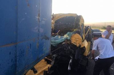 В ДТП с микроавтобусом и грузовиком в Крыму погибли девять человек