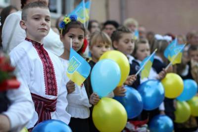 Киевских школьников обязали петь национальный гимн перед уроками