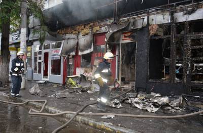 В центре Днепра вспыхнул масштабный пожар, кадры: огонь охватил кафе и павильоны