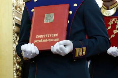 Путин предложил выдавать Конституцию вместе с паспортами