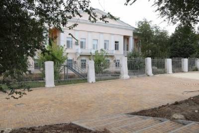 У больницы на улице Ангарской в Волгограде проложили новые дорожки