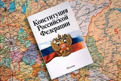 Россиянам захотели выдавать Конституцию вместе с паспортом