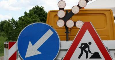 Вниманию водителей: в уик-энд на многих дорогах Латвии — дорожные ограничения, придется потратить дополнительный час в пути