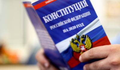 Владимир Путин поручил вручать молодым россиянам вместе с паспортом Конституцию