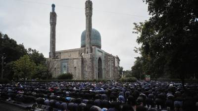 Толпы мусульман собрались у мечети в Петербурге на Курбан-байрам