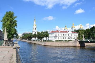 Петербурженка упала в Крюков канал, делая селфи