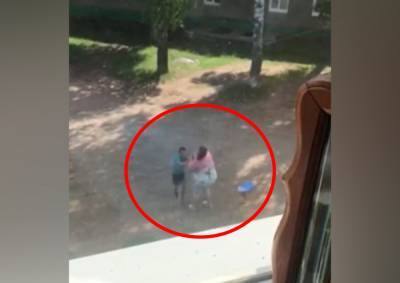 В Башкирии мать избивала и кричала матом на ребенка посреди двора