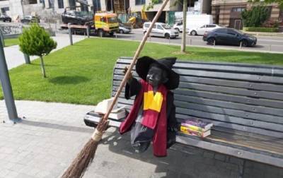 Статуи малышей-основателей Киева переодели в героев Гарри Поттера