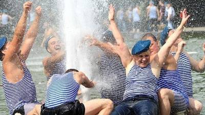 В Санкт-Петербурге отключат фонтаны, чтобы в них не купались на день ВДВ