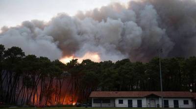 На юго-западе Франции пожар уничтожил более 100 га леса