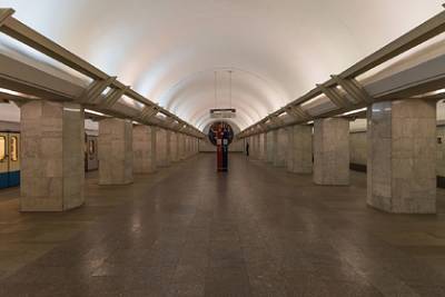 Поезда начали без остановки проезжать станцию метро в центре Москвы